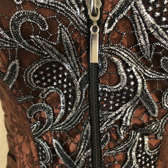 NWTO Women’s detailed satin zip front corset. - Picture 2 of 7